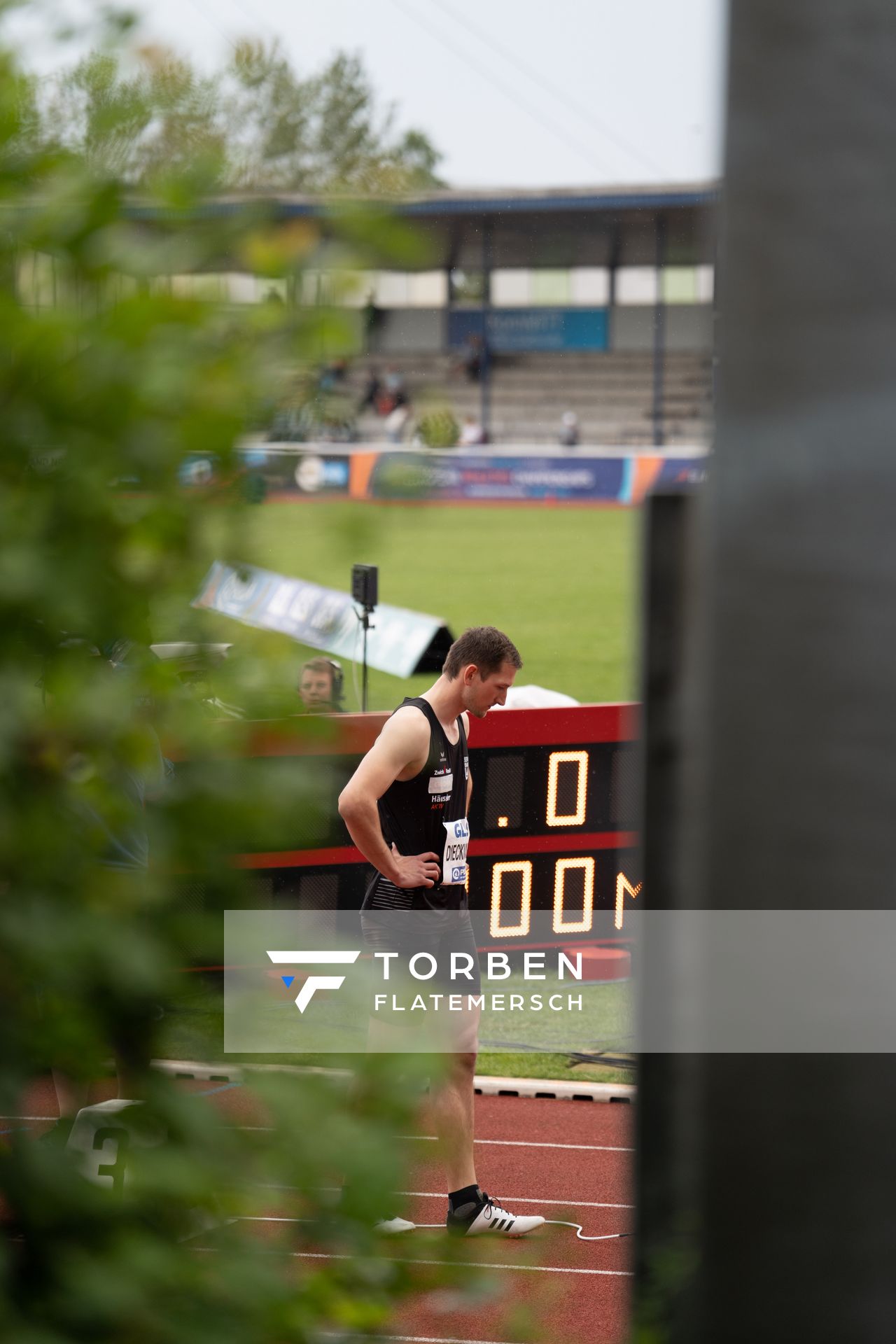 Luca Dieckmann (SSV Ulm 1846) vor dem 400m Start am 07.05.2022 beim Stadtwerke Ratingen Mehrkampf-Meeting 2022 in Ratingen